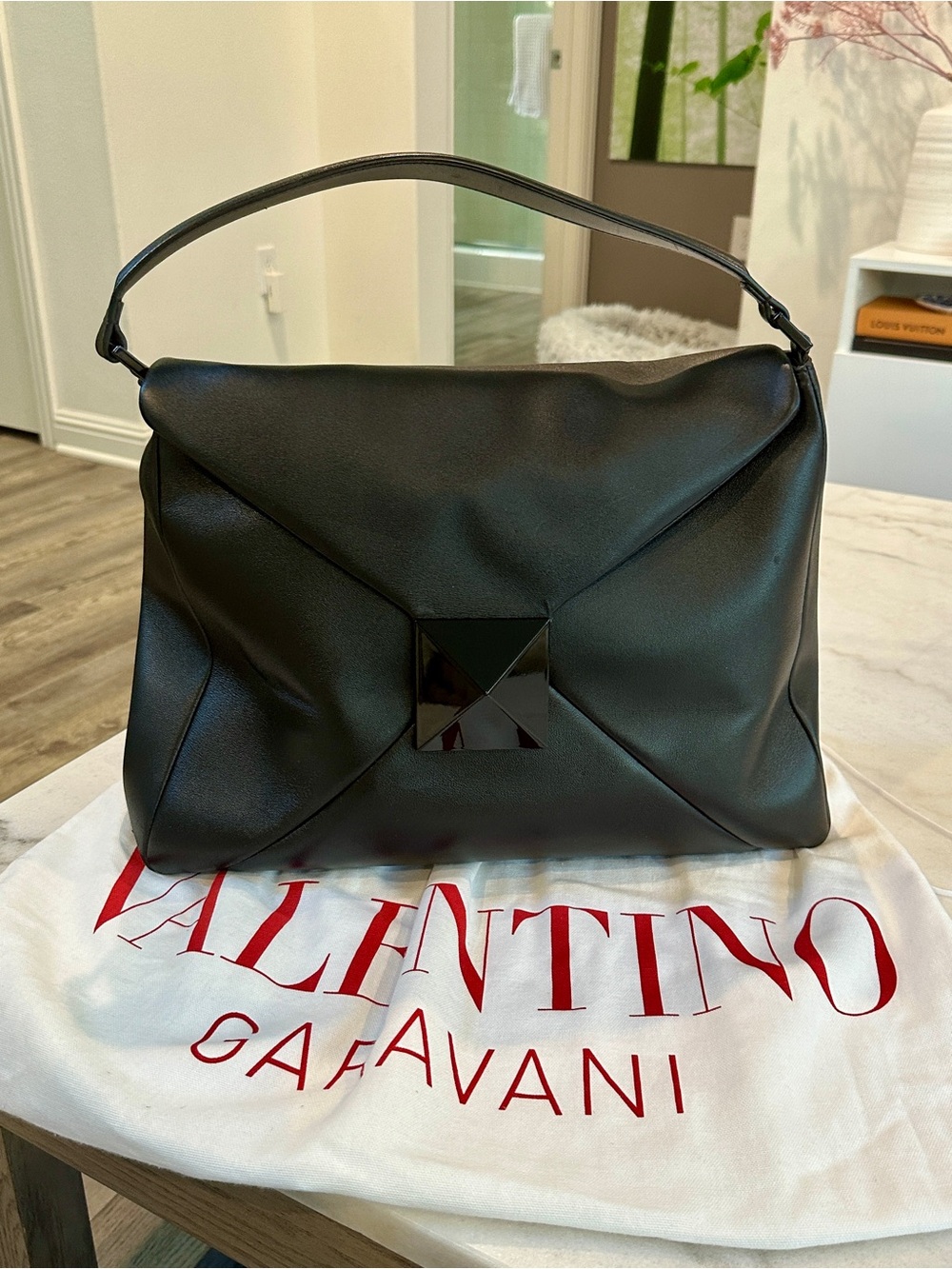 Valentino Garavani Black Shoulder Bag - Picture 5 of 10